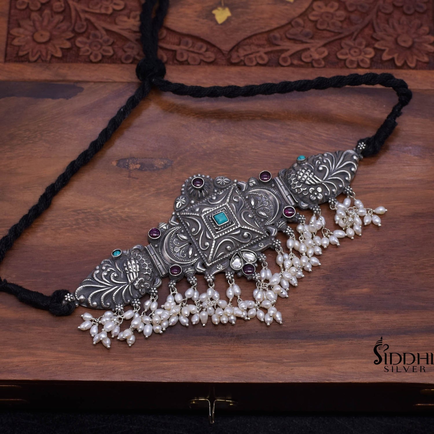 Choker chokda peacock