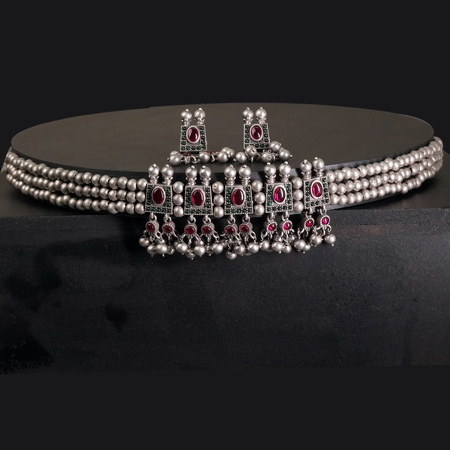 A silver chinchpeti necklace design with silver beads