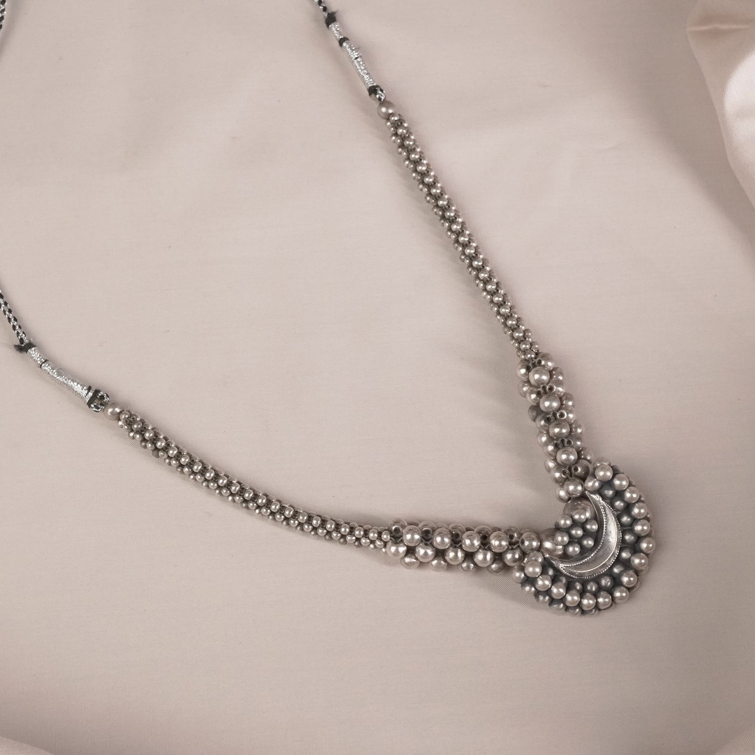 trendy silver kolhapuri thushi with kudi chand pendant