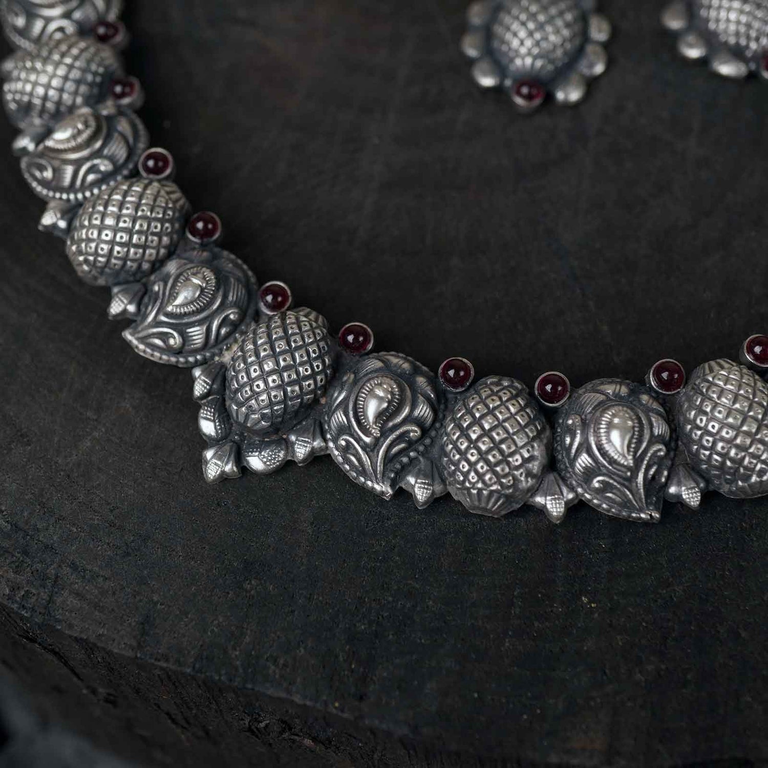 spot mango collar bone necklace