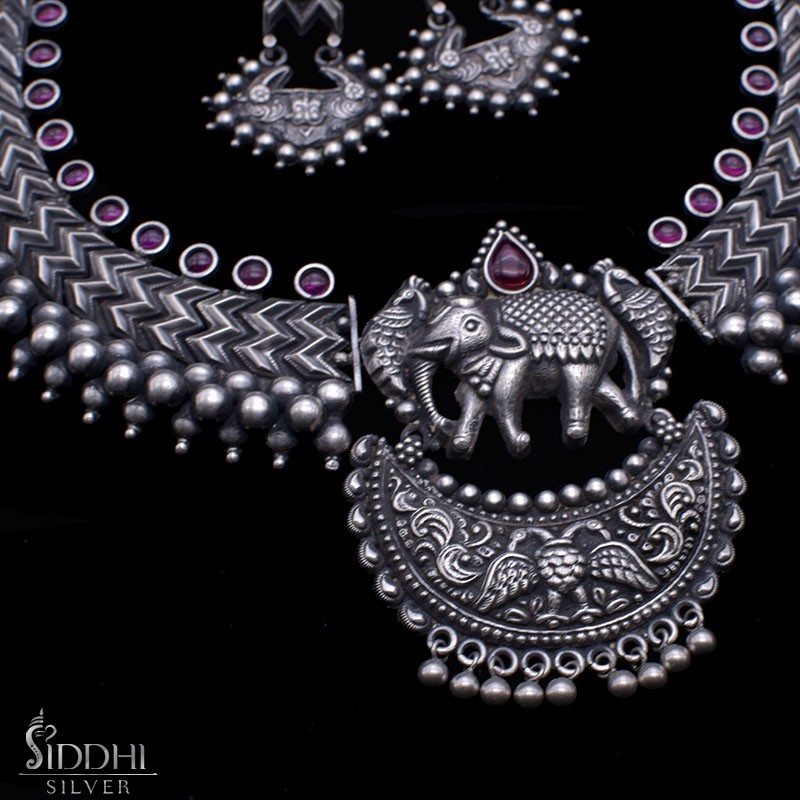 925 silver kolhapuri w thushi necklace with hathu pendant.