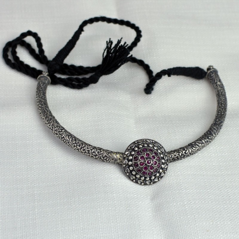 thin silver hasli necklace