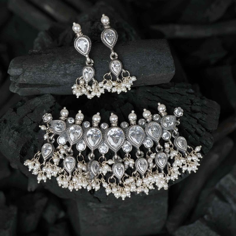 silver 7 paan tanmani pendant with earrings.