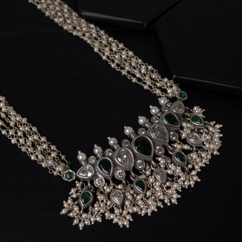 Unique Tanmani Necklace with Sophisticated Pearl Strings