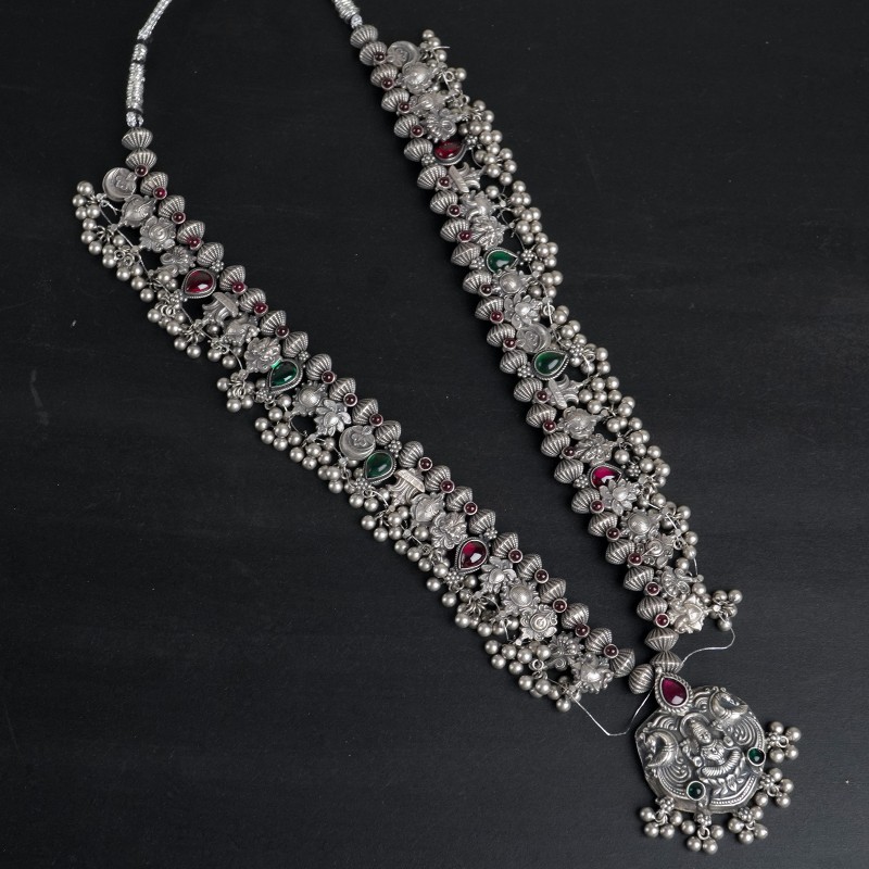 Handmade Broad Saaj Necklace with Regal Touch