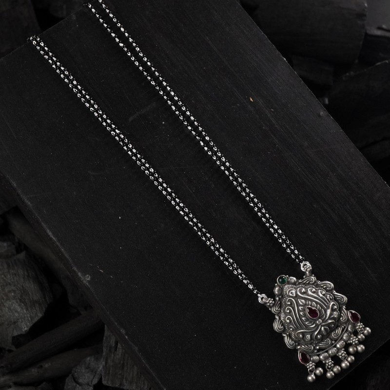 silver mangalsutra design with an paan shaped pendant