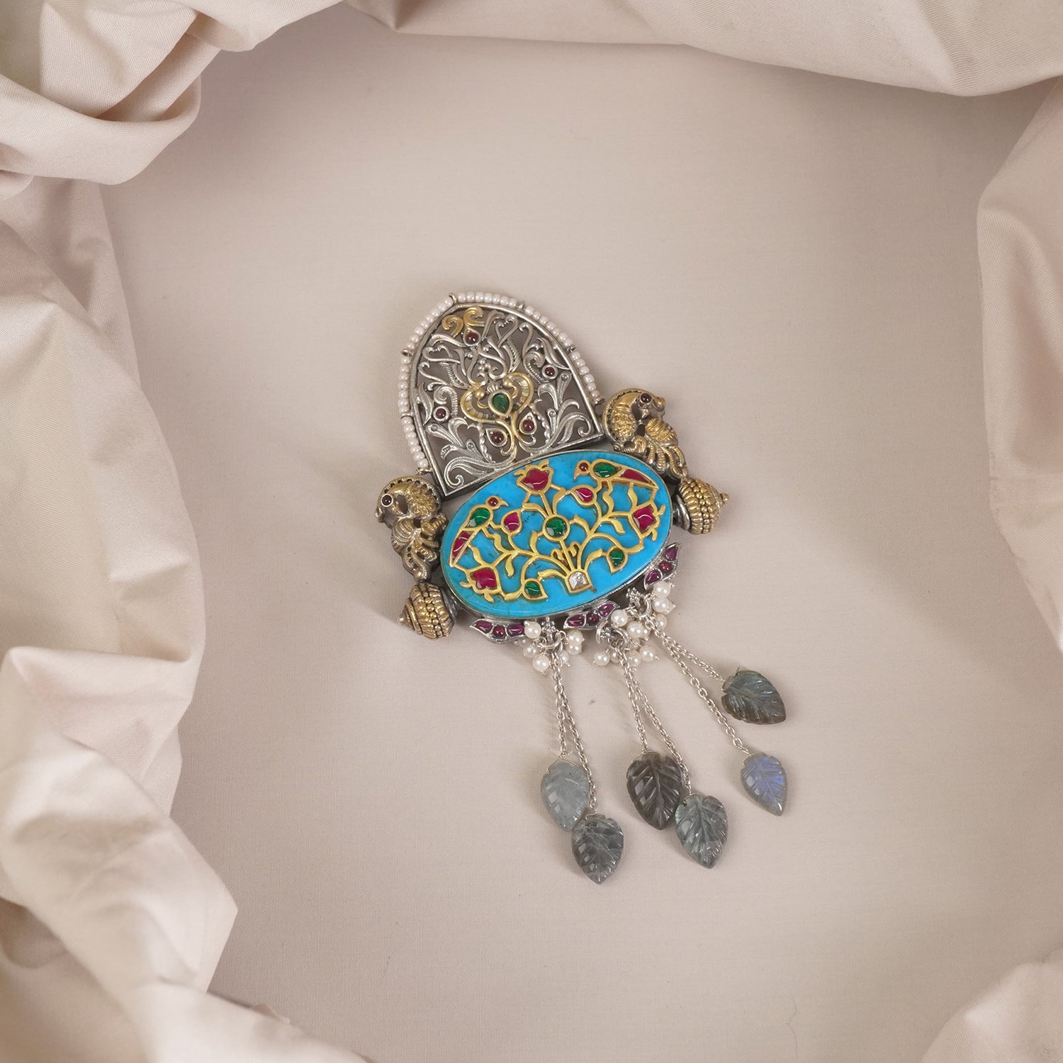 an handmade blue stone pendant with kundan filigree work