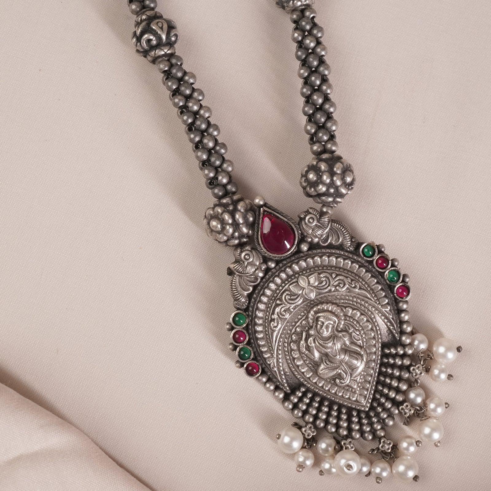 a close look at silver kolhapuri thushi with pendant