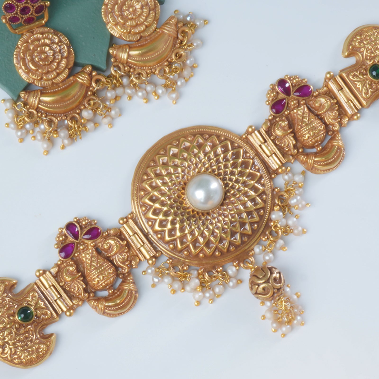 close lookup of simple gold plated choker design 