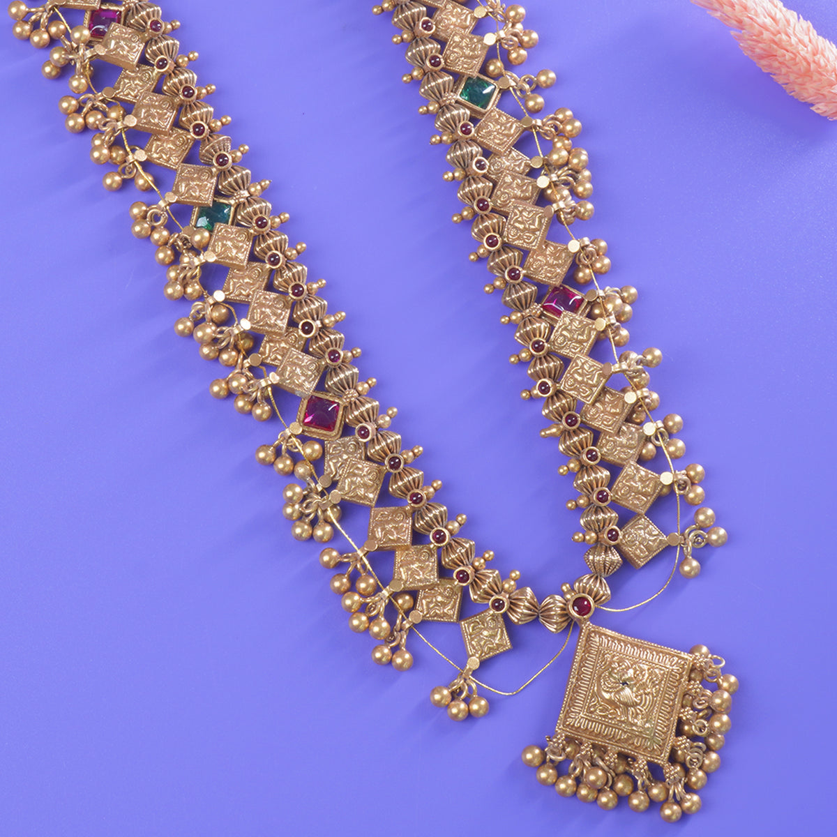 a closeup look of silver kolhapuri saaj dipped in gold and matt finished