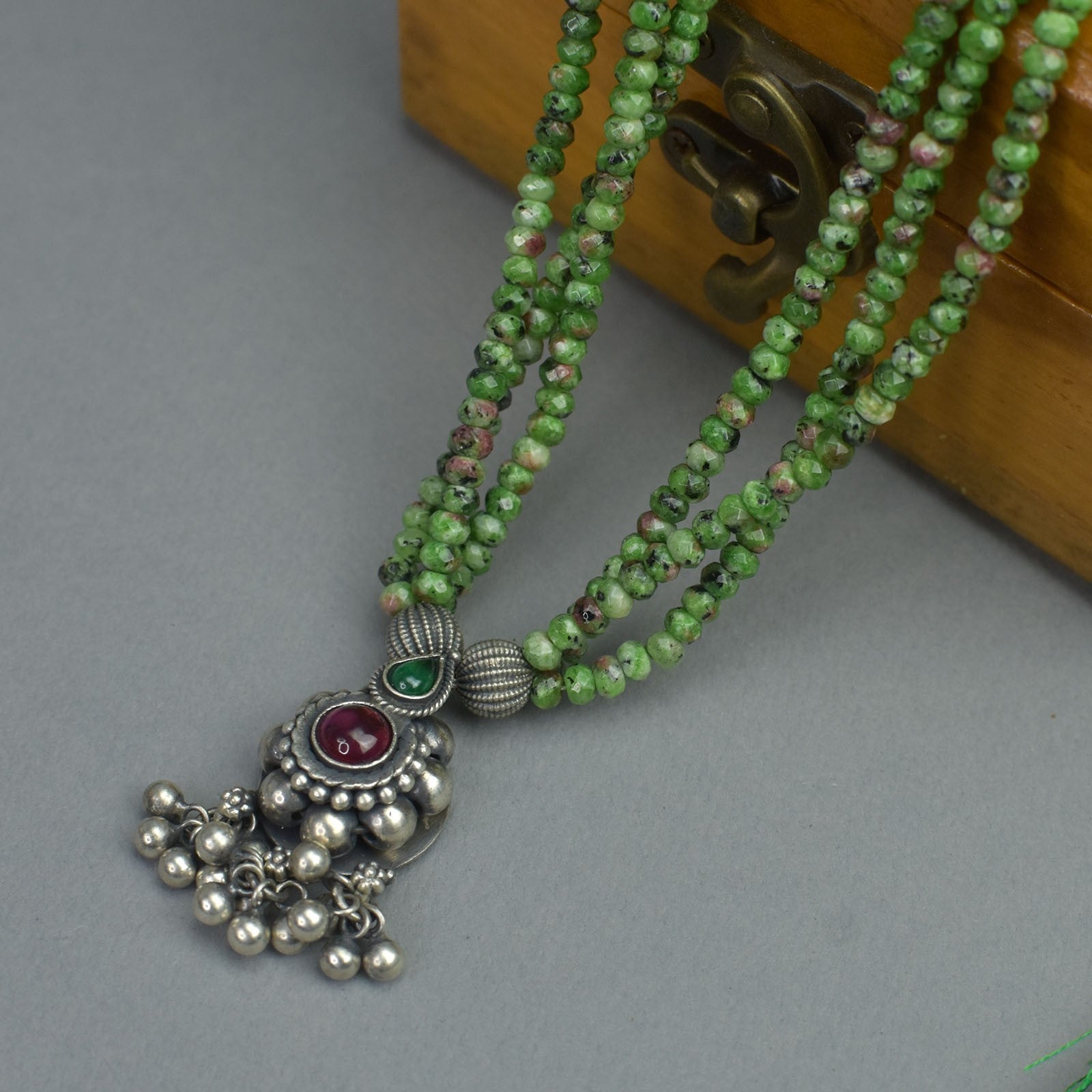 green emrald silver beads necklace with saaj ghat pendant