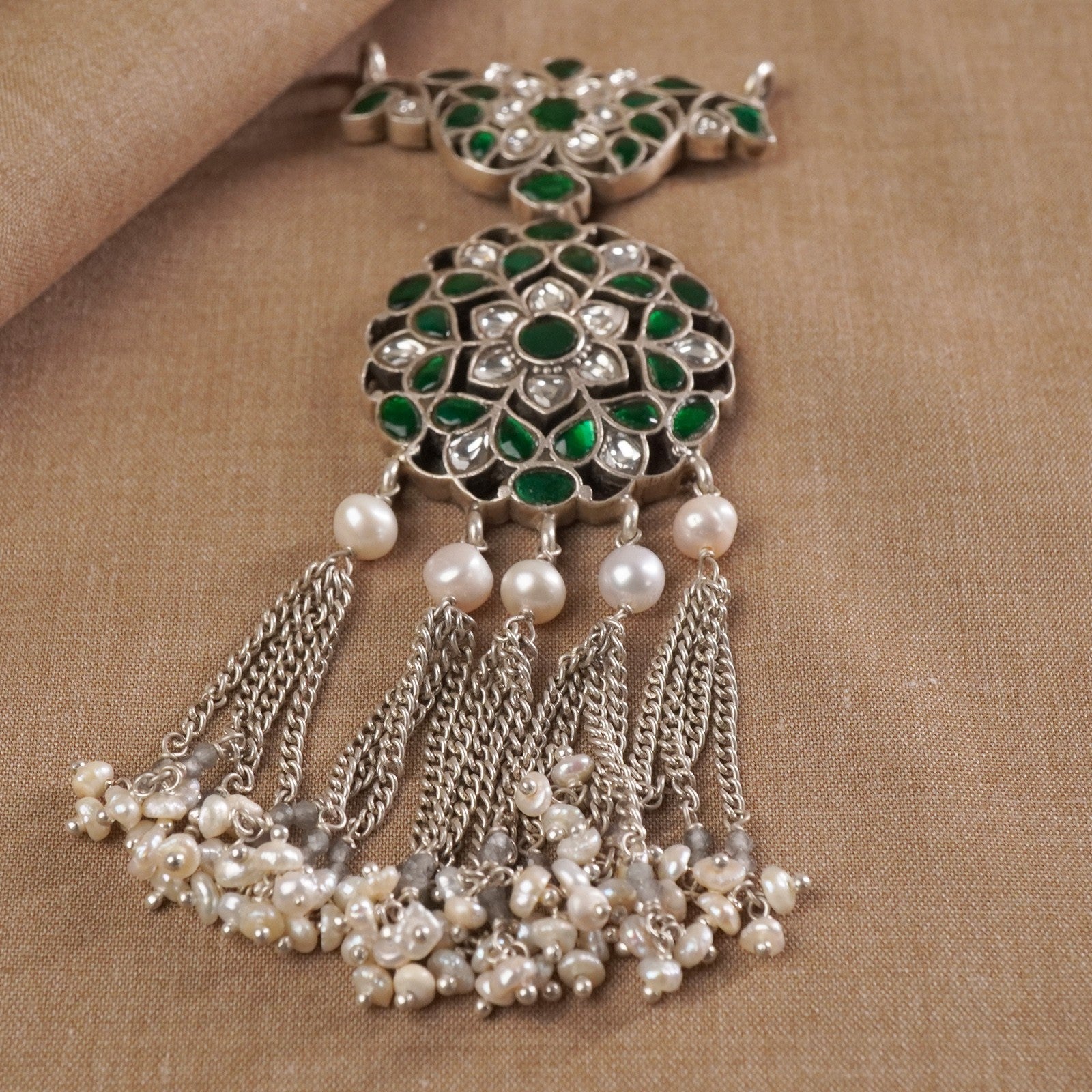 silver jadau kundan pendant with green kundan