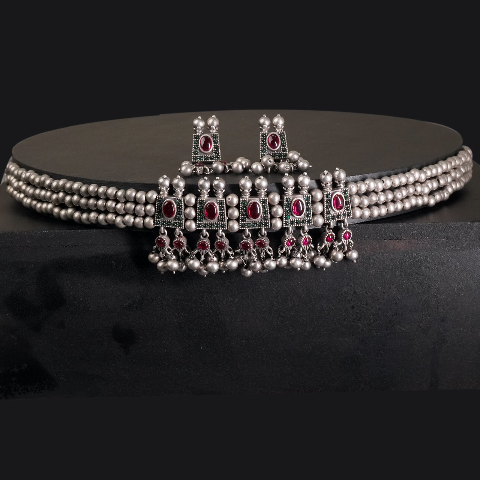 A silver chinchpeti necklace design with silver beads