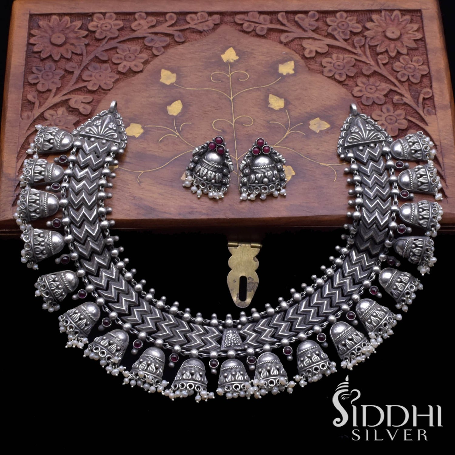 W kolhapuri thushi ardhzhumki moti necklace